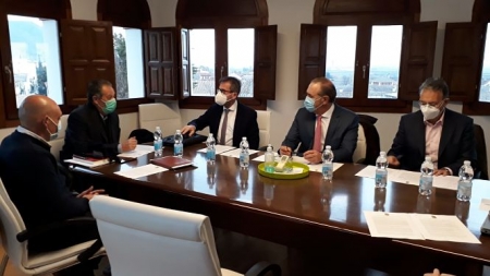 El delegado territorial de Regeneración, Justicia y Administración Local, Enrique Barchino, y su homólogo de Turismo, Gustavo Rodríguez durante la visita a Pinos Puente (JUNTA)