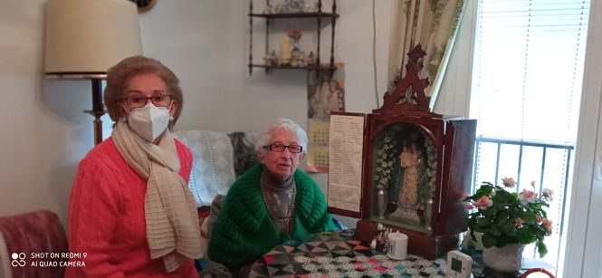 Pilar Carralcázar, una de las impulsoras de la campaña, junto a Hortensia, la propietaria de la capilla portátil (AYYO. MONTEFRIO)