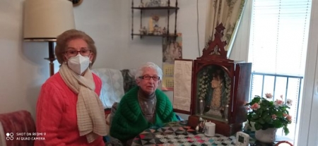 Pilar Carralcázar, una de las impulsoras de la campaña, junto a Hortensia, la propietaria de la capilla portátil (AYYO. MONTEFRIO)