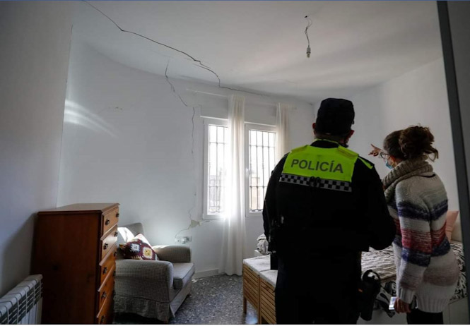 Grieta en una vivienda tras el terremoto de 4,4 (EUROPA PRESS)