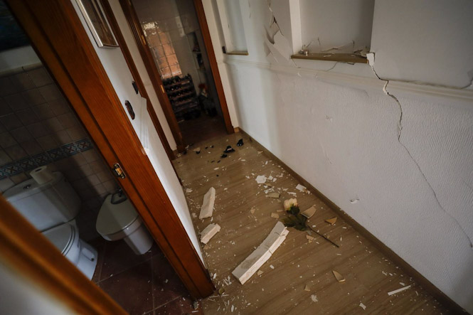 Grietas y destrozos causados en una vivienda tras el terremoto de 4.4 grados con epicentro en Santa Fe, que ha dejado numerosos daños materiales en la localidad de Atarfe (ÁLEX CÁMARA - EUROPA PRESS) 