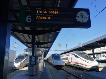 Tren Ave con destino a Granada (RENFE) 