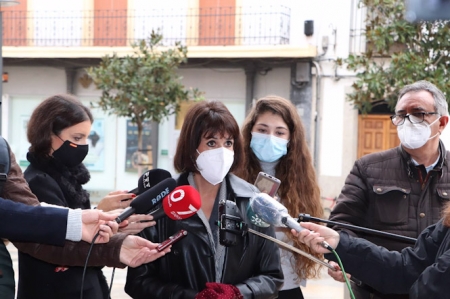 Martina Velarde atiende a los periodistas en Córdoba (PODEMOS)