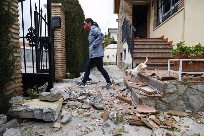 Destrozos causados en una vivienda tras el terremoto de 4.4 grados con epicentro en Santa Fe, que ha dejado daños materiales en la localidad de Atarfe (ÁLEX CÁMARA - EUROPA PRESS)