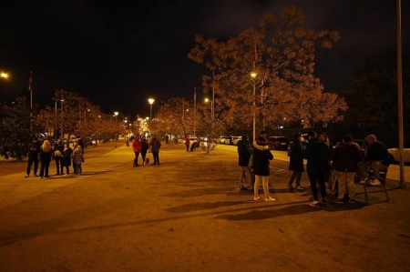 Vecinos del barrio Zaidin- Vergeles de la capital en la calle de madrugada (ÁLEX CÁMARA/ EUROPA PRESS)