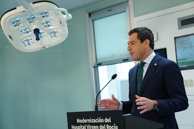 El presidente de la Junta, Juanma Moreno, visita las nuevas instalaciones del Hospital Infantil Virgen del Rocío en Sevilla (JUNTA DE ANDALUCÍA)