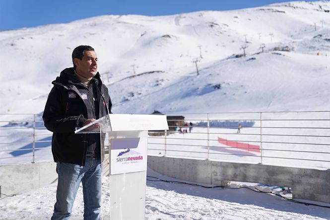 El presidente de la Junta de Andalucía, Juanma Moreno, en Sierra Nevada, en una foto de archivo. (JUNTA DE ANDALUCÍA)