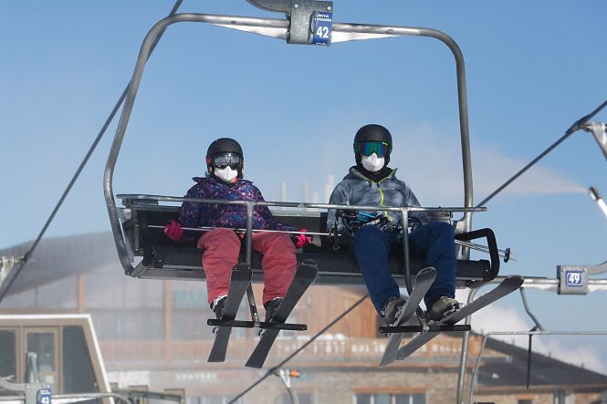 Esquiadores esperando y cogiendo el telesillas en la estación de esquí de Sierra Nevada (ÁLEX CÁMARA - EUROPA PRESS) 
