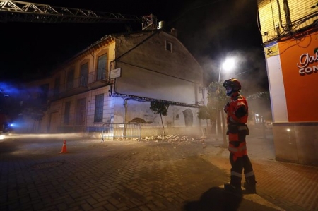 Bomberos actúan en un edificio dañado en Santa Fe tras varios nuevos terremotos (ÁLEX CÁMARA / EUROPA PRESS)