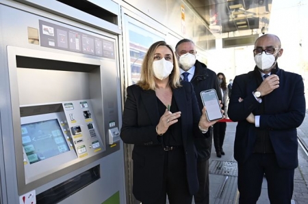 Marifran Carazo ha inaugurado la nueva pasarela bancaria del Metro (JUNTA)