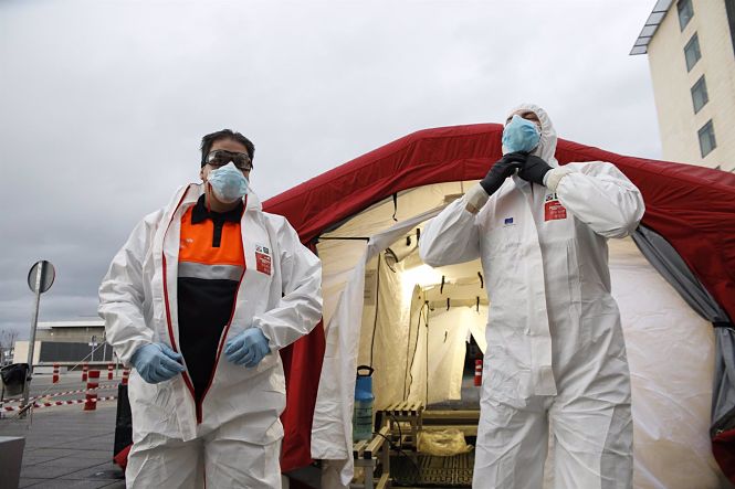 Trabajadores de proteccion civil se desinfectan contra el coronavirus en una carpa instalada en el hospital del PTS (ÁLEX CÁMARA / EUROPA PRESS) 