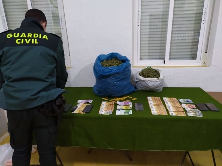 Un guardia civil custodia el material incautado (GUARDIA CIVIL) 