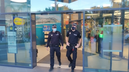 Policía Local de Almuñécar en tareas de vigilancia (AYTO. ALMUÑECAR) 