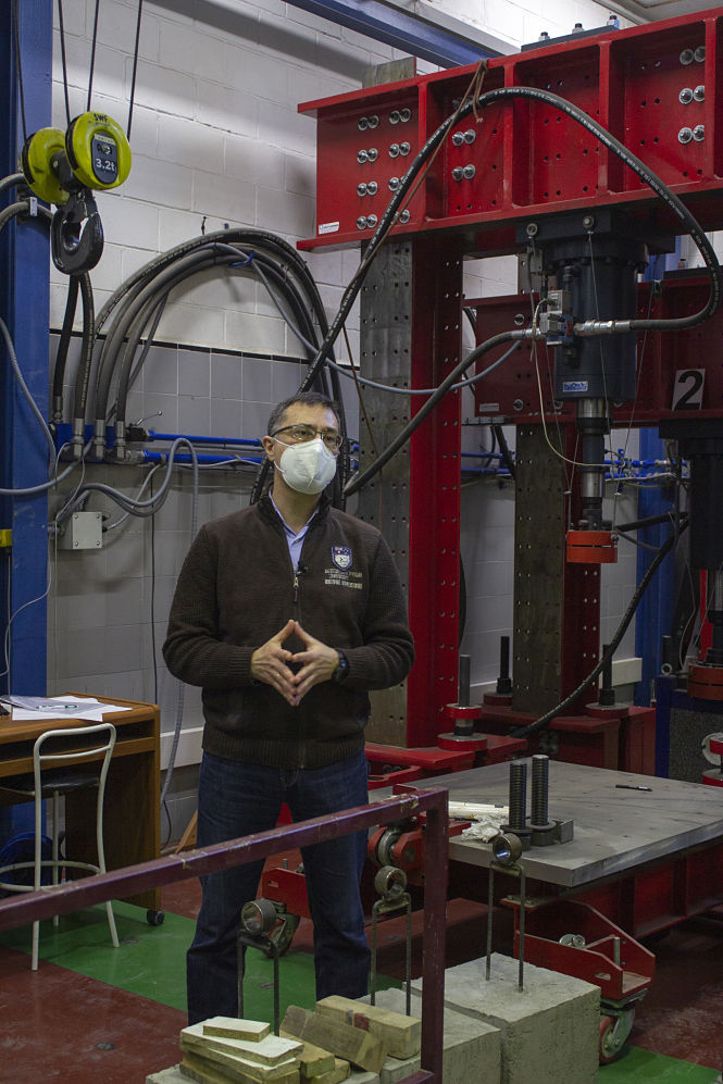 Enrique Hernández Montes en el Laboratorio de Ingeniería Estructural LabIngEst de la UGR (UGR) 