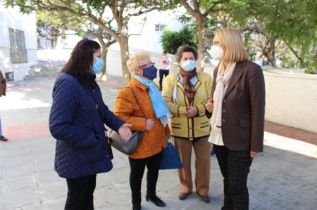 Imagen de la entrega de los cuadernillos (AYTO. MOTRIL)