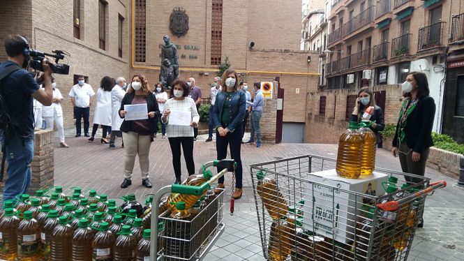 Mujeres agricultoras de Montefrío durante la entrega de aceite al personal sanitario (AYTO. MONTEFRÍO) 