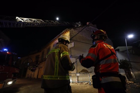 Bomberos actúan en un edificio dañado en Santa Fe tras varios nuevos terremotos, el pasado 28 de enero de 2021 (ÁLEX CÁMARA / EUROPA PRESS)