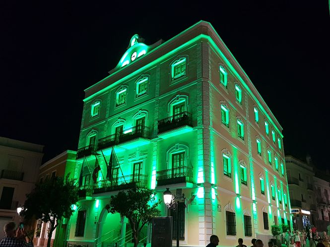 Ayuntamiento de Almuñécar iluminado de verde (AYTO. ALMUÑÉCAR)