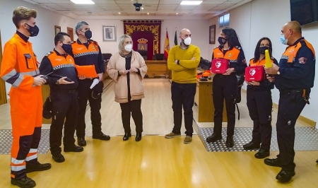 La alcaldesa de Las Gabias, María Merinda Sábada, junto al concejal de Seguridad Ciudadana, Abraham Guerrero, y miembros de Protección Civil (AYTO. LAS GABIAS)