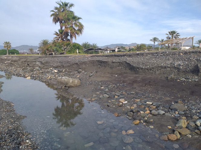 Estado de una playa tras un temporal (AYTO. MOTRIL)