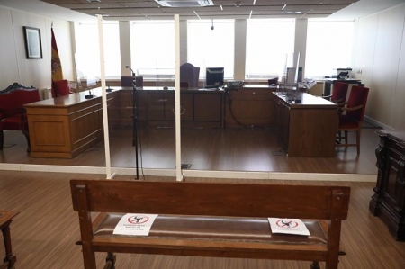 Bancos con indicaciones de distancia de seguridad en un juzgado (MARTA FERNÁNDEZ - EUROPA PRESS) 