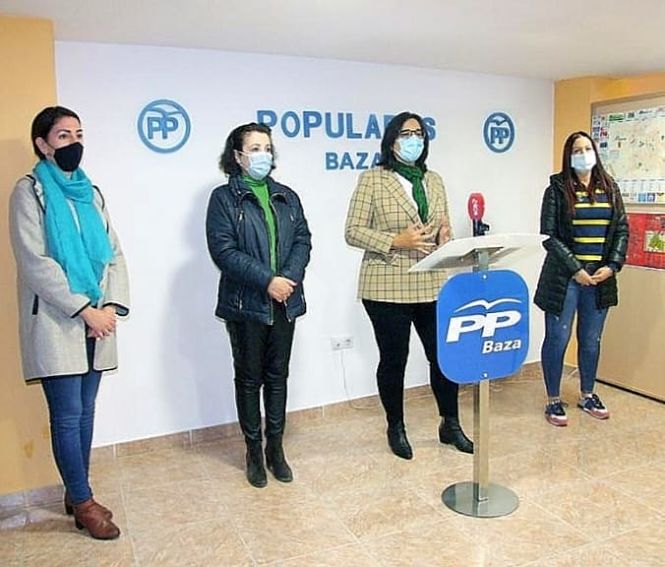 Rueda de prensa en la sede del PP de Baza (PP) 