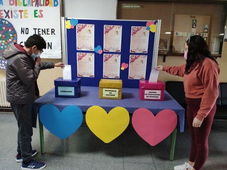 Alumnos del IES Américo Castro de Huétor Tájar depositan sus cartas de amor en los buzones (AYTO. HUÉTOR TÁJAR) 