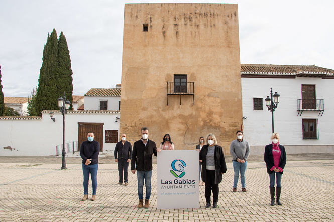 La alcaldesa de Las Gabias, María Merinda Sábada, junto a miembros del equipo de gobierno en la presentación de la nueva marca ciudad (AYTO. LAS GABIAS)