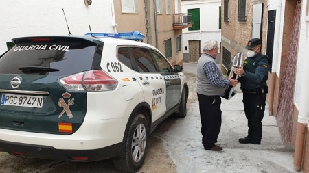 Imagen de la devolución de una televisión robada (GUARDIA CIVL)