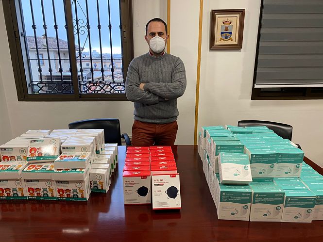 El Alcalde de Pulianas junto a las mascarillas (AYTO. PULIANAS) 