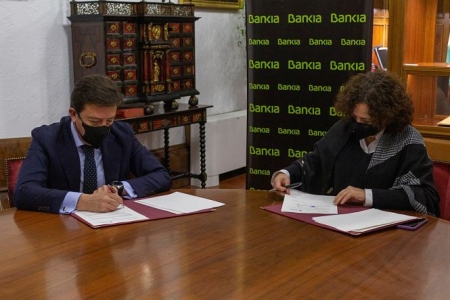 El director corporativo de la Territorial de Bankia en Andalucía, Joaquín Holgado, y la rectora de la UGR, Pilar Aranda Ramírez durante la firma del convenio (UGR) El director corporativo de la Territorial de Bankia en Andalucía, Joaquín Holgado, y la rectora de la UGR, Pilar Aranda Ramírez durante la firma del convenio (UGR)