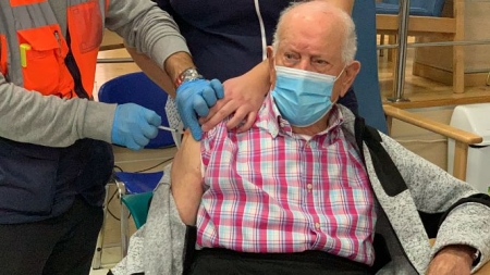 Un usuario del centro recibe la vacuna (AYTO. MARACENA) 
