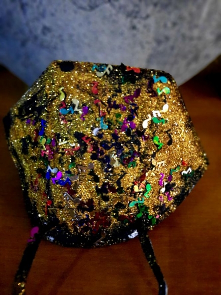 Imagen de una mascarilla carnavalera (AYTO. VEGAS DEL GENIL)