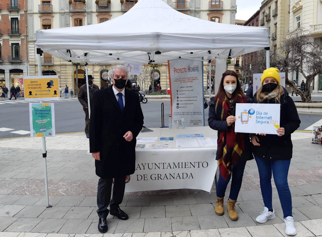 El concejal de Derechos Sociales, José Antonio Huertas, en la carpa instalada en Puerta Real (AYUNTAMIENTO GRANADA) 