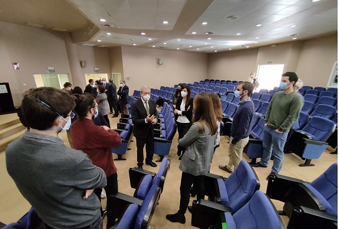 El consejero Rogelio Velasco con algunos de los jóvenes investigadores que se incorporan a centros de investigación (JUNTA)