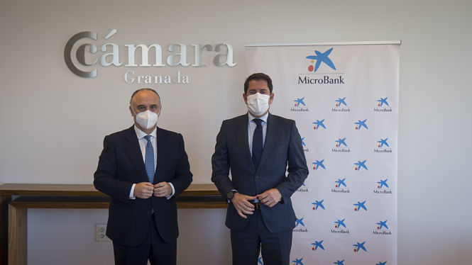 Momento de la firma en la que ha participado el presidente de Cámara Granada y el director territorial de Caixabank , Juan Ignacio Zafra (CÁMARA GRANADA)  