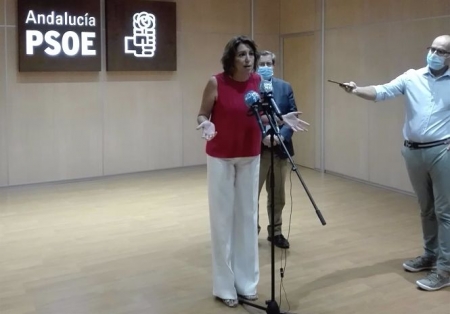La secretaria general del PSOE-A, Susana Díaz, atiende a los medios en Granada (EUROPA PRESS)