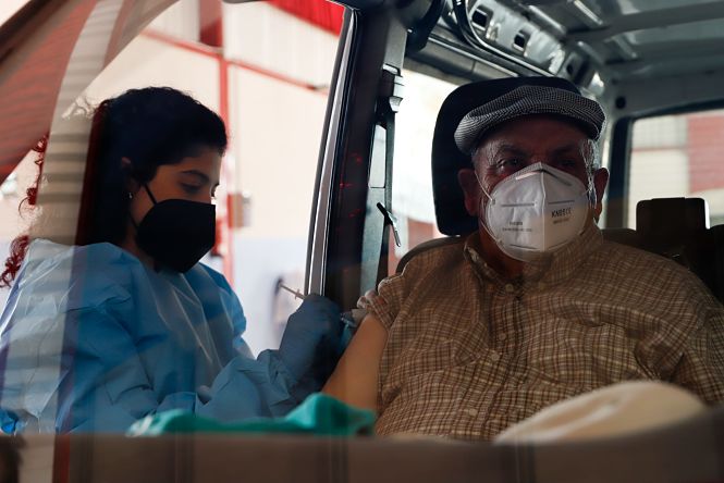 Un mayor recibe su dosis de la vacuna (AYTO. HUÉTOR TÁJAR) 