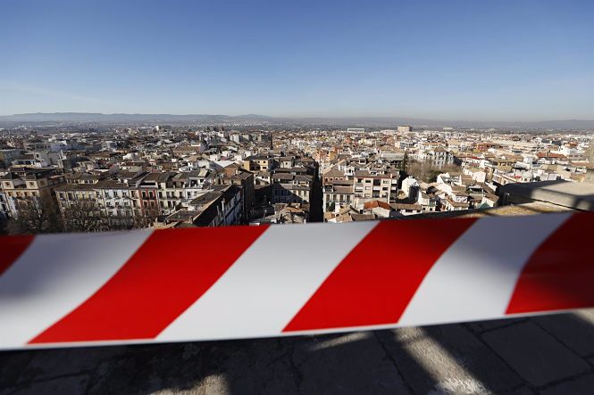 Operarios interviniendo y reparando los pináculos y zonas afectadas de la Catedral de Granada (ÁLEX CÁMARA / EUROPA PRESS) 