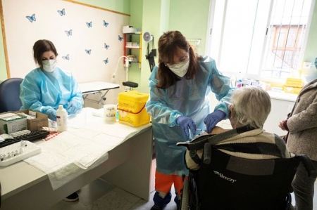 Una persona mayor ecibe su vacuna (AYTo. ARMILLA)