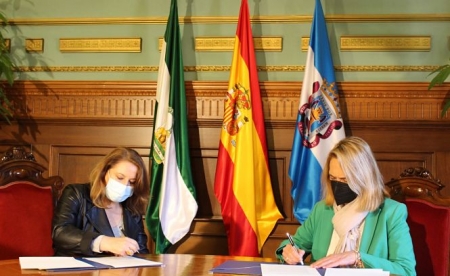 Imagen de la firma del convenio (JUNTA) 