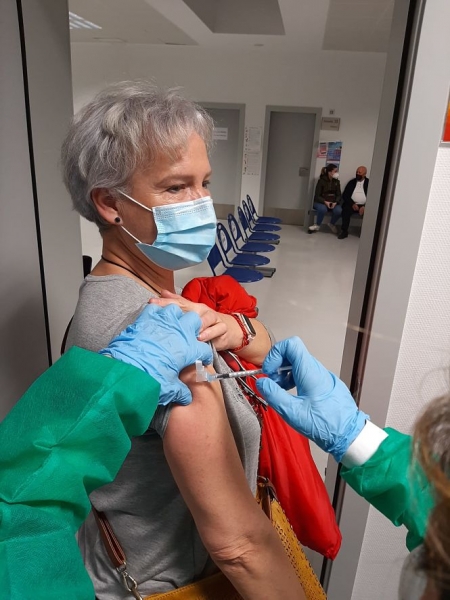 Una vecina de Otura recibe la vacuna del coronavirus (AYTO. OTURA) 