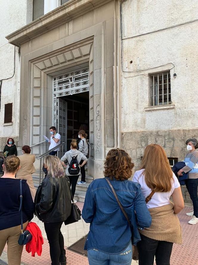 Auxiliares de Ayuda a domicilio esperando su turno para ser vacunadas (AYTo. VEGAS DEL GENIL)