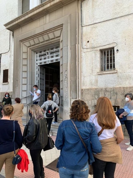 Auxiliares de Ayuda a domicilio esperando su turno para ser vacunadas (AYTo. VEGAS DEL GENIL)