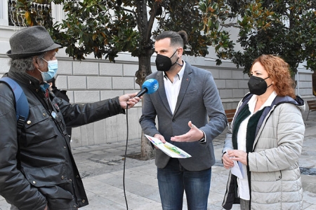 Mari Carmen Pérez y Chus Fernández atienden a los medios (IU)