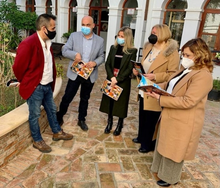 Imagen de la entrega del comic (MDAD. COSTA TROPICAL)