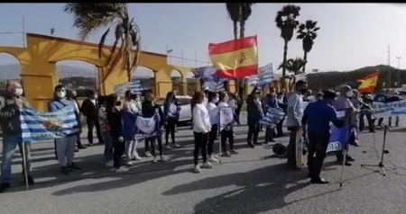 Productores del sector primario en Motril (Granada) antes de iniciar la caravana de protesta (UNIÓN DE ASOCIACIONES LIBRES) Productores del sector primario en Motril (Granada) antes de iniciar la caravana de protesta (UNIÓN DE ASOCIACIONES LIBRES)