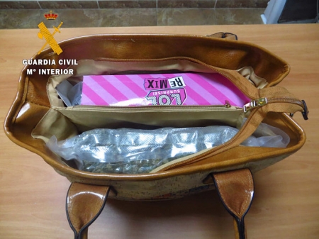 Paquete con marihuana que se rpetendia enviar a Alemania (GUARDIA CIVIL)