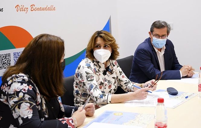 La secretaria general del PSOE-A, Susana Díaz, entre la presidenta de la Mancomunidad de Municipios de la Costa Tropical, María José Sánchez, y el secretario provincial socialista, José Entrena (RAUL Díaz-PSOE) 