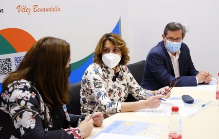 La secretaria general del PSOE-A, Susana Díaz, entre la presidenta de la Mancomunidad de Municipios de la Costa Tropical, María José Sánchez, y el secretario provincial socialista, José Entrena (RAUL Díaz-PSOE) 